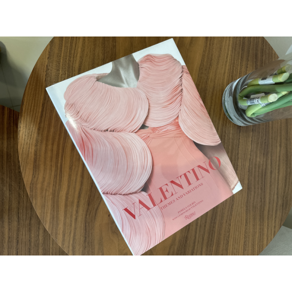 QUEEN BOOKS VALENTINO - THEMES AND VARIATIONS - VALENTINO 1 Ed 2008