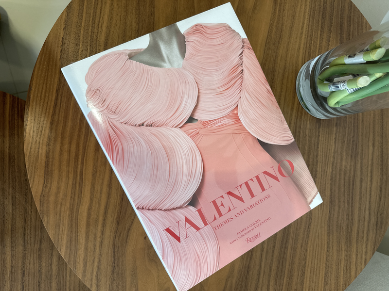 QUEEN BOOKS VALENTINO - THEMES AND VARIATIONS - VALENTINO 1 Ed 2008