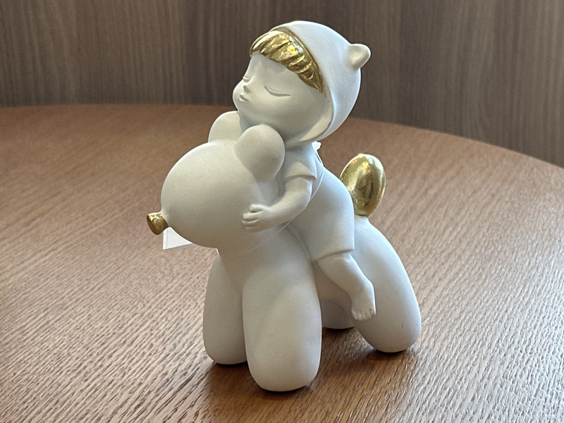 LUCATTI 71120 - ESCULTURA EM RESINA BRANCA MENINA COM URSO