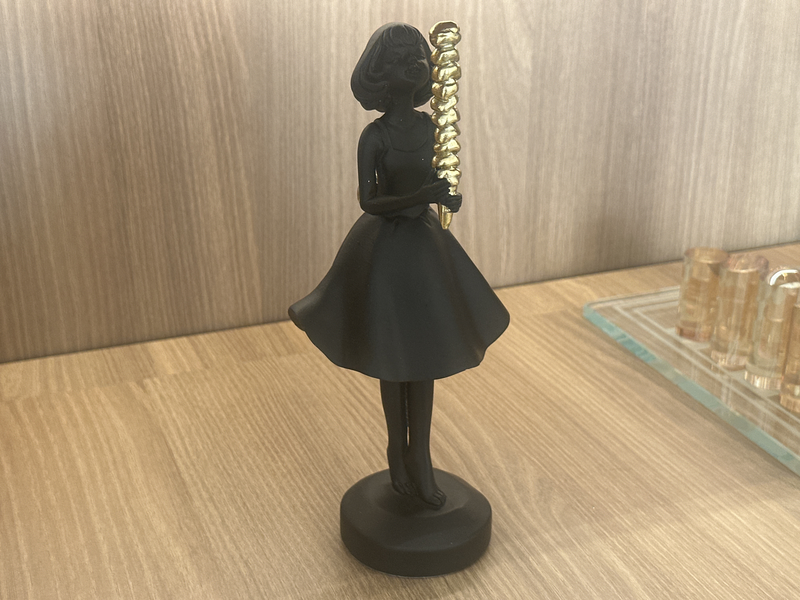 LUCATTI 71115 - ESCULTURA EM RESINA PRETA MENINA COM SORVETE DOURADO